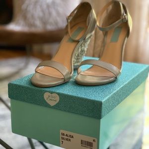 Blue by Betsey Johnson SB-Alisa wedge 7